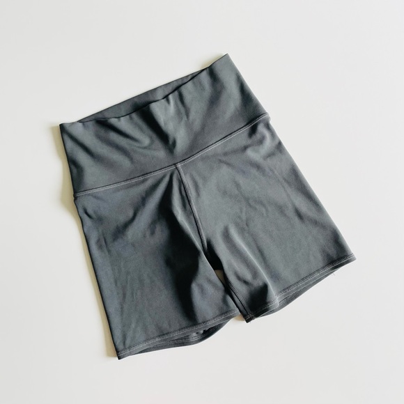 Vuori SMALL 5” HR high rise biker shorts in oil gray - Picture 3 of 5
